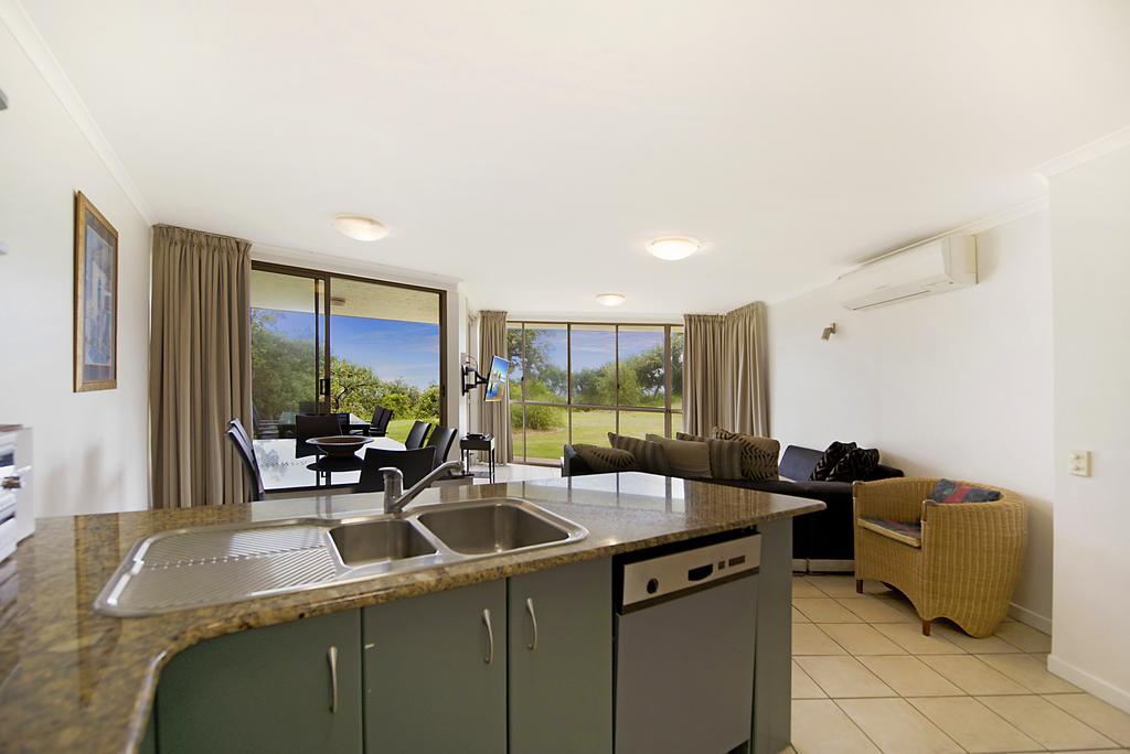 بوينت لوكاوت Whale Watch Ocean Beach Resort الغرفة الصورة